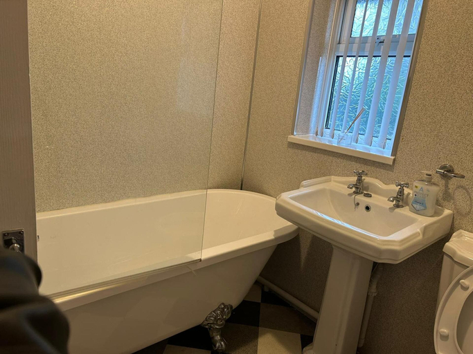 Bathroom 4, Crynallt Road Apartment - Neath, Neath Port Talbot
