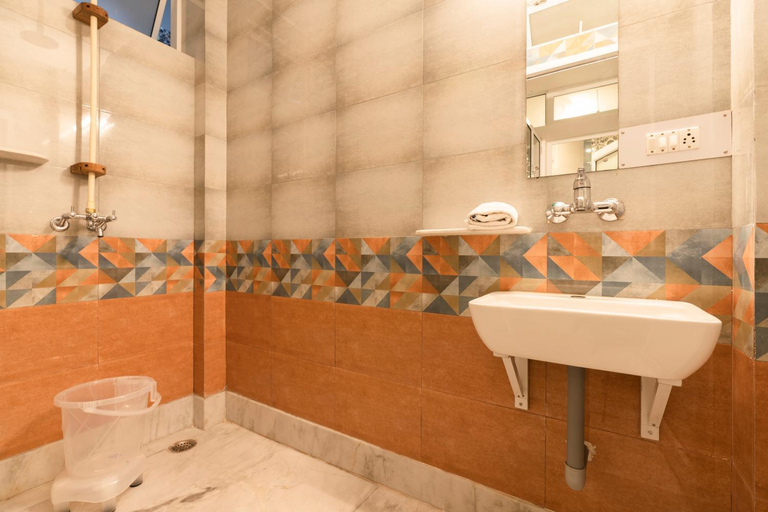 Bathroom 4, Zostel Plus Mussoorie (Kempty), Dehradun