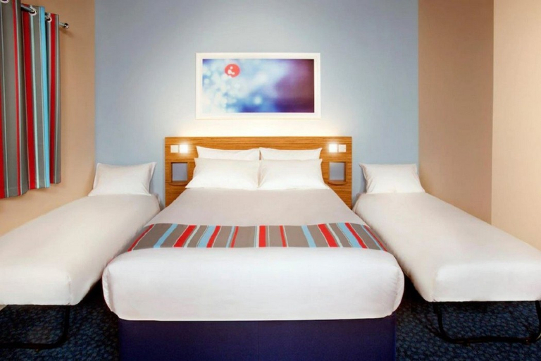 Bedroom 3, Travelodge Worcester, Worcestershire