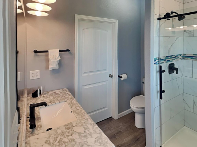 Bathroom 4, Shark's Tooth Beachfront, Brazoria