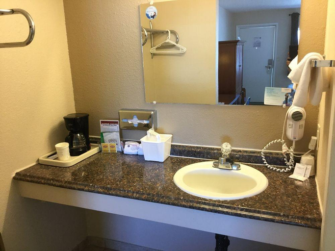 Bathroom 4, Rodeway Inn Hermiston - Umatilla, Umatilla