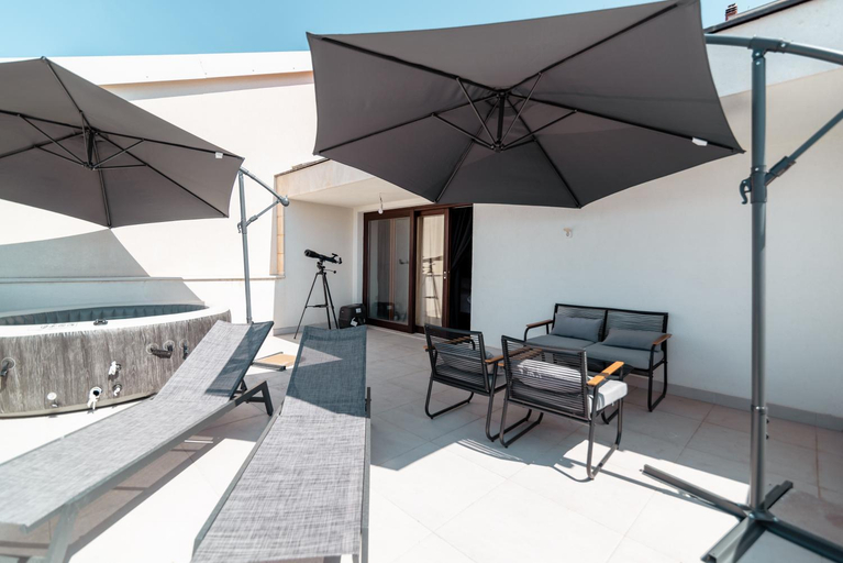 Others 3, Summer Apartment , 4 rooms, sea view with jacuzzi, Podstrana