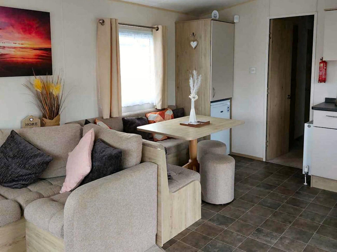 Others 4, 3 Bedroom Caravan - Sleeps 8 - Pets & Free Parking, Lincolnshire