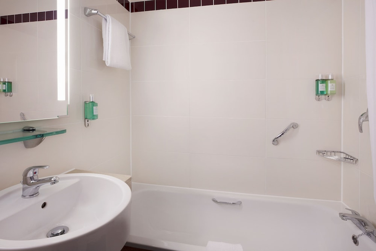 Bathroom 3, Leonardo Hotel London Watford, Hertfordshire