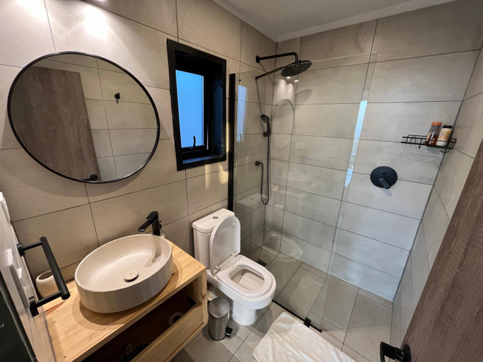 Bathroom 2, ALMA Lodge, Cardenal Caro