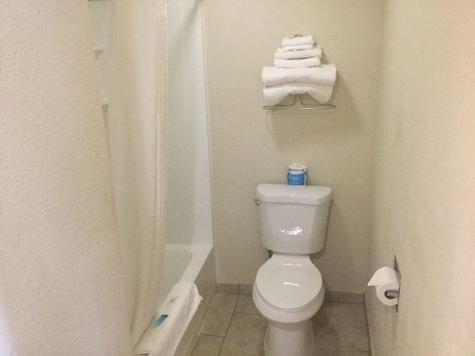 Bathroom 3, Rodeway Inn Hermiston - Umatilla, Umatilla