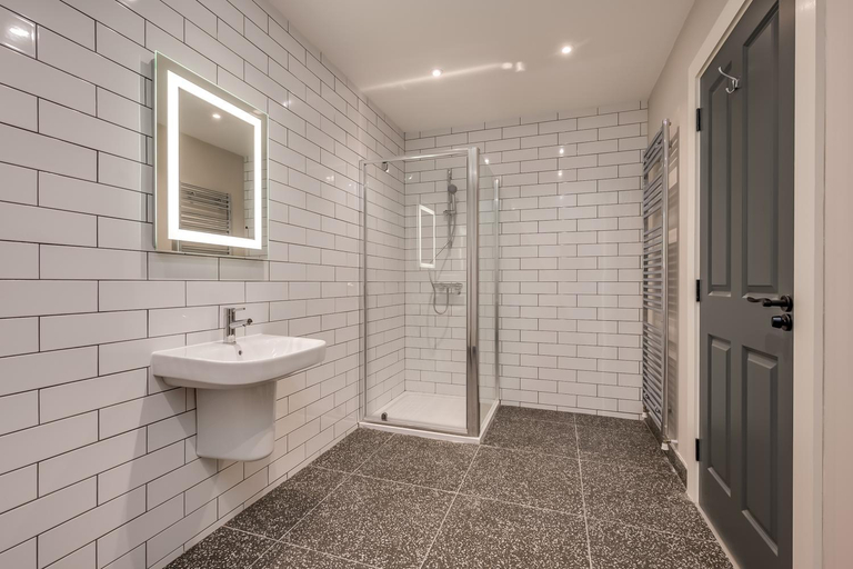 Bathroom 3, Castle Buildings Serviced Apartments, Belfast