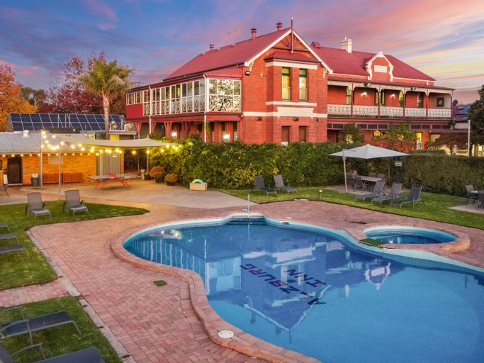 The Calzburg Guest Home, Mansfield