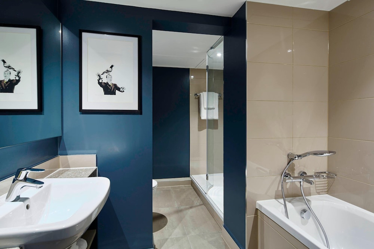 Bathroom 4, Marriott Hotel Portsmouth, Portsmouth