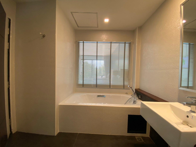 Bathroom 16