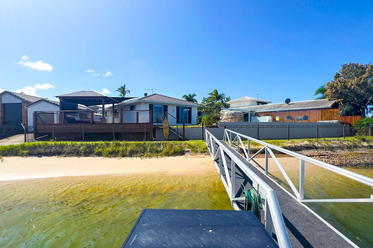 4 bedroom with large water frontage and pool, reverse air conditioning, Maroochy - Maroochydore