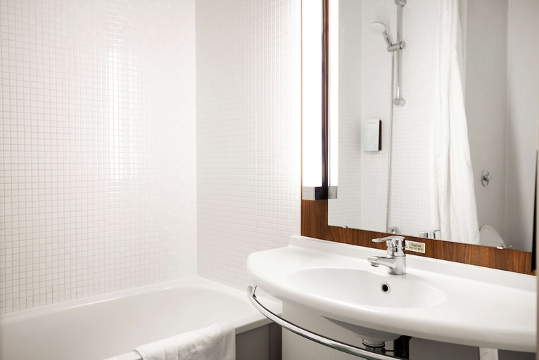 Bathroom 3, CAMPANILE SWINDON, Swindon