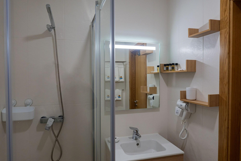 Bathroom 4, Nereida, Horta