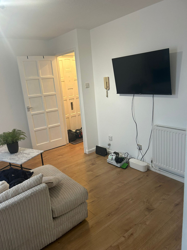 Others 5, Enchanting Enfield Studio Free Parking, London