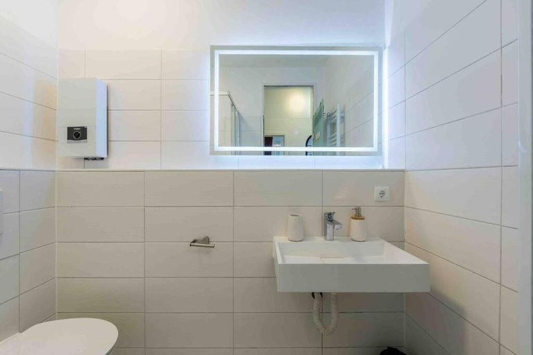Bathroom 2, BIG 7RMS City Central Loft, 1ALocation, Berlin