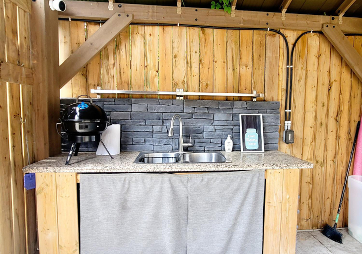 Others 3, Niagara Falls Villa with Private pool, hottub, water view and Breakfast, Niagara