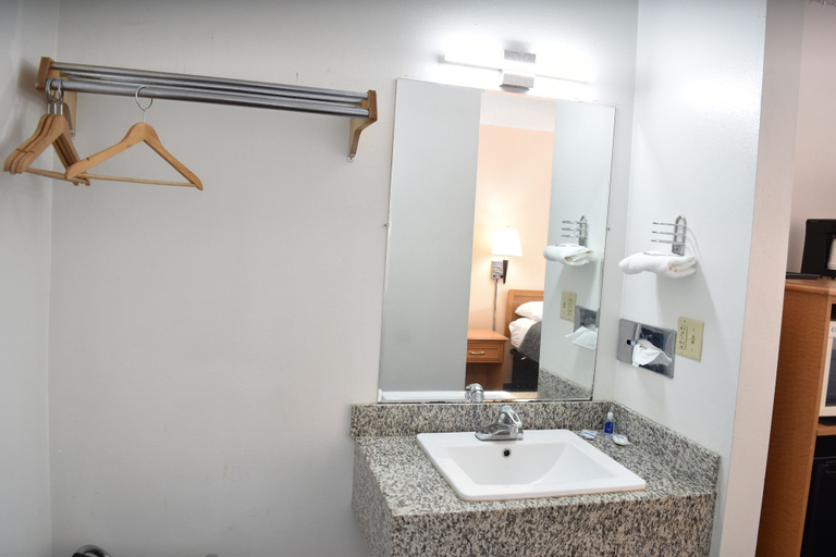 Bathroom 4, Arlington inn, Gilliam