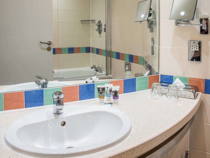 Bathroom 4, Mercure London Heathrow Hotel, London