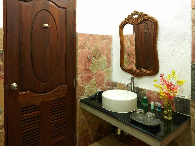 Bathroom 13