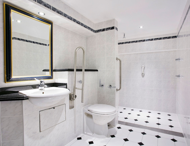Bathroom 5, Leonardo Hotel Middlesbrough, Middlesbrough
