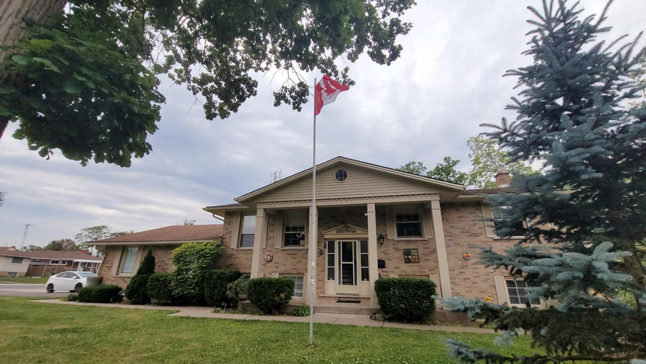 Niagara Falls Villa with Private pool, hottub, water view and Breakfast, Niagara