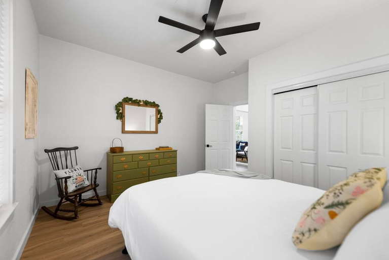 Room 4, New Charming 2-bedroom Home Minutes to Downtown, McLennan