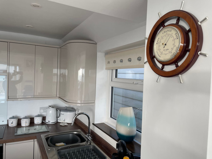 Room 2, Contemporary Beachfront Bungalow With Direct Access to the Sea, East Sussex