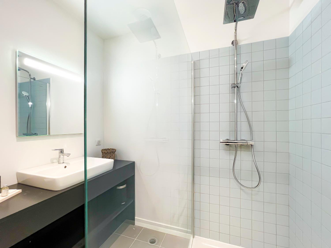 Bathroom 2, Appartements Climatises en Hyper Centre, Gironde