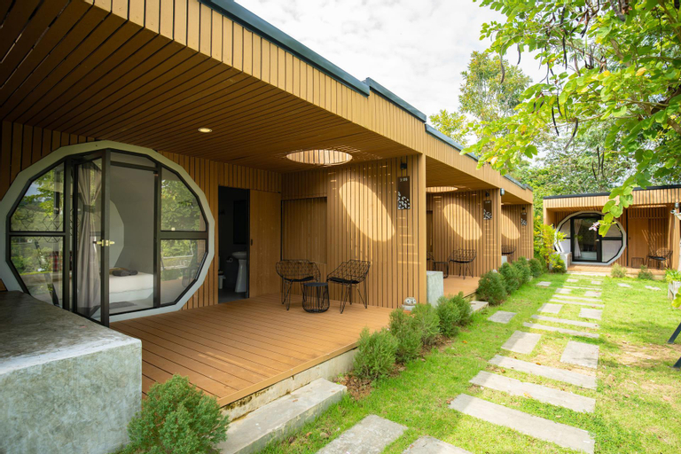 Exterior 4