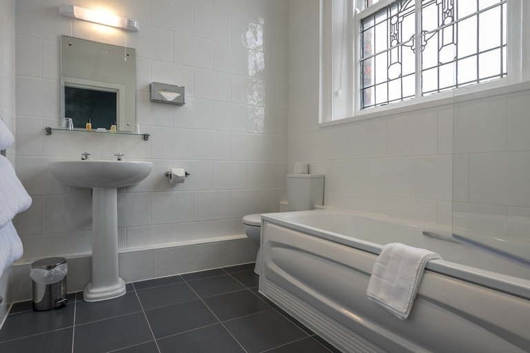 Bathroom 3, Royal Clifton Hotel, Sefton