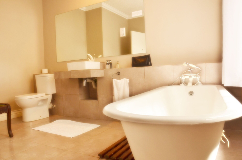Bathroom 4, Ballantynes Lodge, Harare