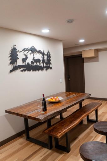 Others 3, Romantic Luxury Retreat with Private Sauna & Spa, Pet Friendly, Elkside Hideout B&B, Division No. 15