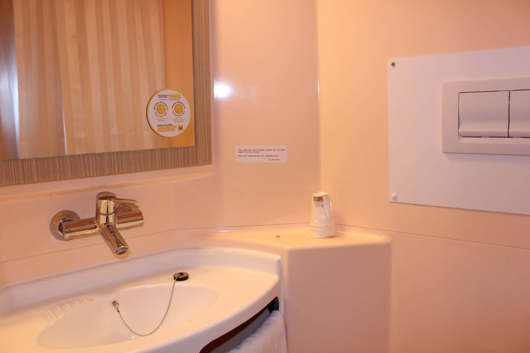 Bathroom 5, Hotel Première Classe Saint Quentin En Yvelines - Elancourt, Yvelines