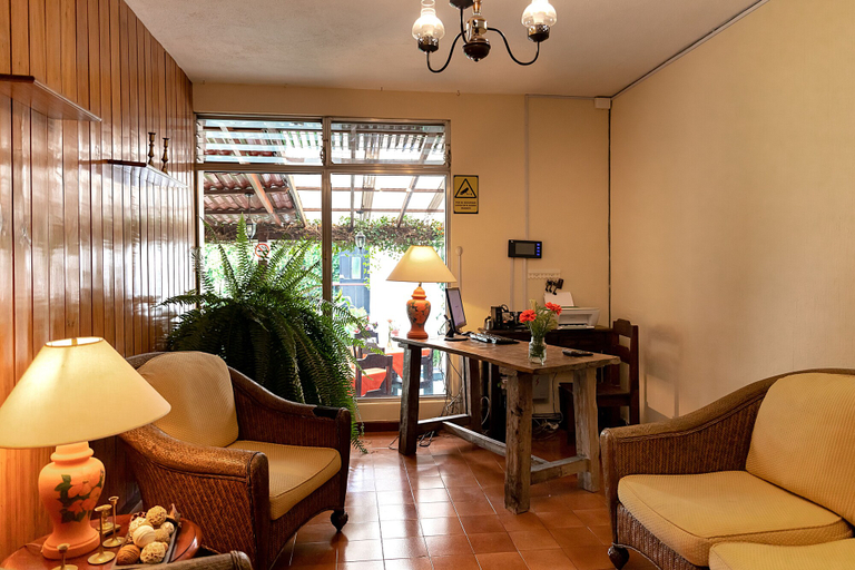 Others 4, Hostal Donde Regina, ZONA 13