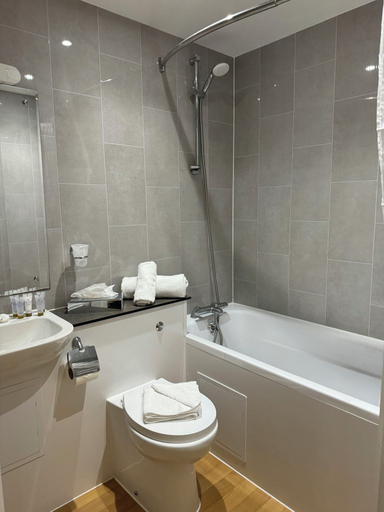 Bathroom 5, Meon Valley Hotel, Spa & Golf, Hampshire