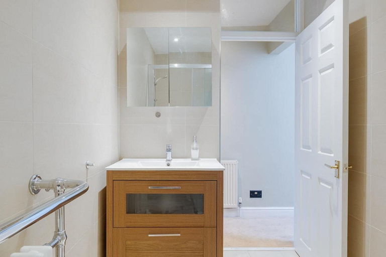 Bathroom 4, Charming Reigate Cottage Retreat, Surrey