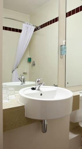 Bathroom 2, Leonardo Hotel Sheffield, Sheffield