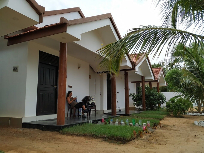 Room 2, salty surf camp, Pothuvil