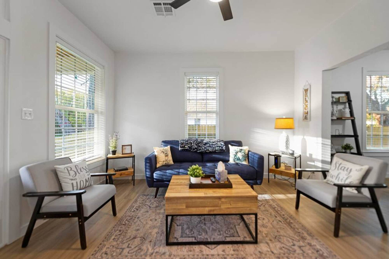 Room 2, New Charming 2-bedroom Home Minutes to Downtown, McLennan