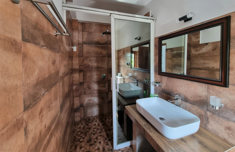 Bathroom 2, Dhammika Beach Palace, Panadura