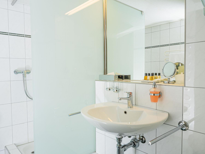 Bathroom 2, Hotel Rhyhof, Frauenfeld