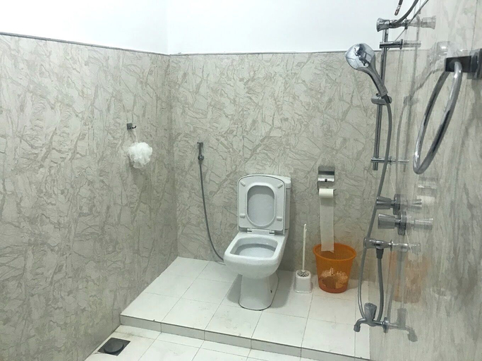 Bathroom 3, salty surf camp, Pothuvil