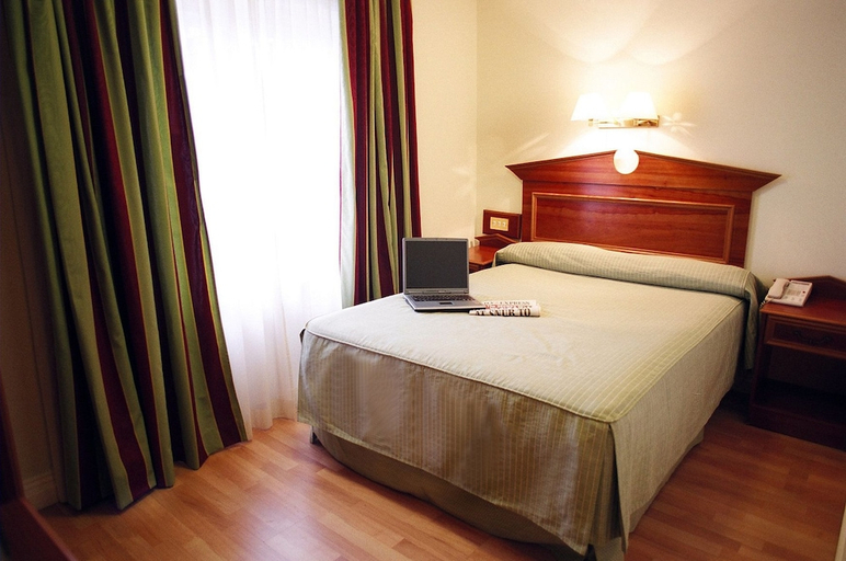 Bedroom 2, Royal Eagle Hotel, London