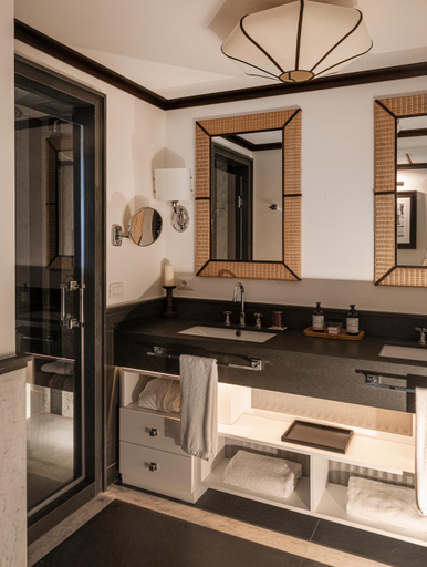 Bathroom 5, Savoy Beach Hotel, Salerno