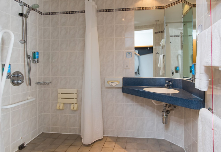 Bathroom 4, Holiday Inn Express STIRLING by IHG, Stirling