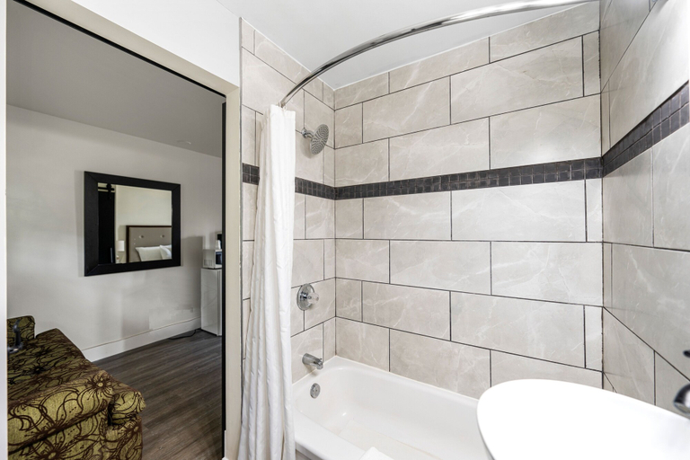 Bathroom 4, Auberge Shores Inn & Hotel, Westmorland