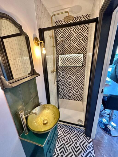 Bathroom 9