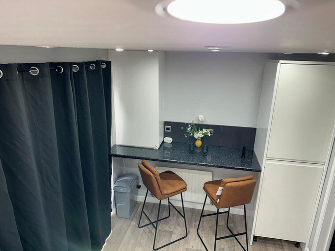 Room 4, House Sleeps 7 - Contractors, Free Parking, Wigan