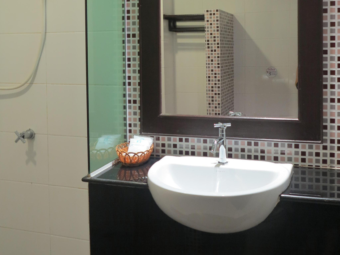 Bathroom, City Park Hotel, Muang Phatthalung