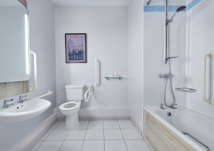 Bathroom 3, Leonardo Hotel London Croydon, London